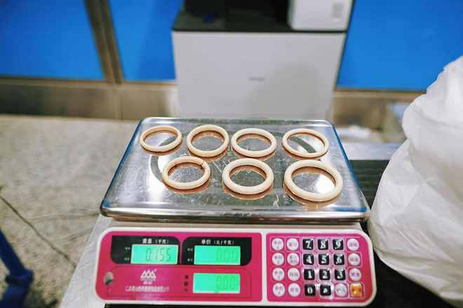 攜帶水果 龍蝦近9千克還藏匿7件象牙制品,一入境行李被上海海關(guān)攔截